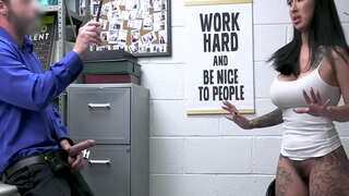 Shoplyfter dikuatkuasakan lily lane untuk menghisap penis