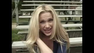 Kanos szőke, hosszú hajú szeret lovagolni egy kemény kakas a nappaliban