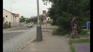 Ta en hore unge til å knulle under en bro i en offentlig park