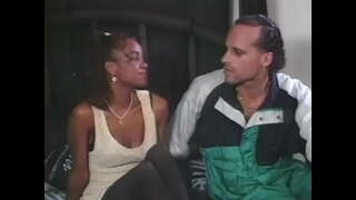 Exotische teef in zwarte kousen krijgt een harde witte pik in hond pose