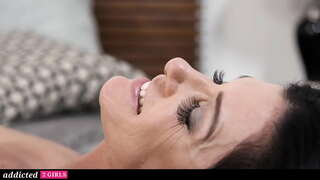 Solis-Mamma Fucks Viņas Lesbiešu Audžumeita