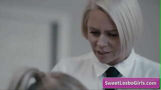 Žiūrėti neklaužada milf lesbos mėgautis giliai osła ir pūlingas pirštais už ilgalaikį kulminacija biure