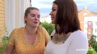 Niegrzeczne amatorskie lesbijki zajmują się tym w całym domu